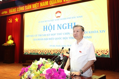 Le ministre de la Sécurité publique reçoit des électeurs de la ville de Bac Ninh